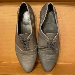 Gently worn men’s leather dress shoes. grey leather, lace up.